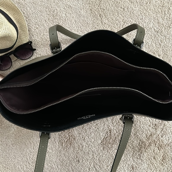 Coach Bag .Olive Green leather . Excellent - Picture 5 of 11